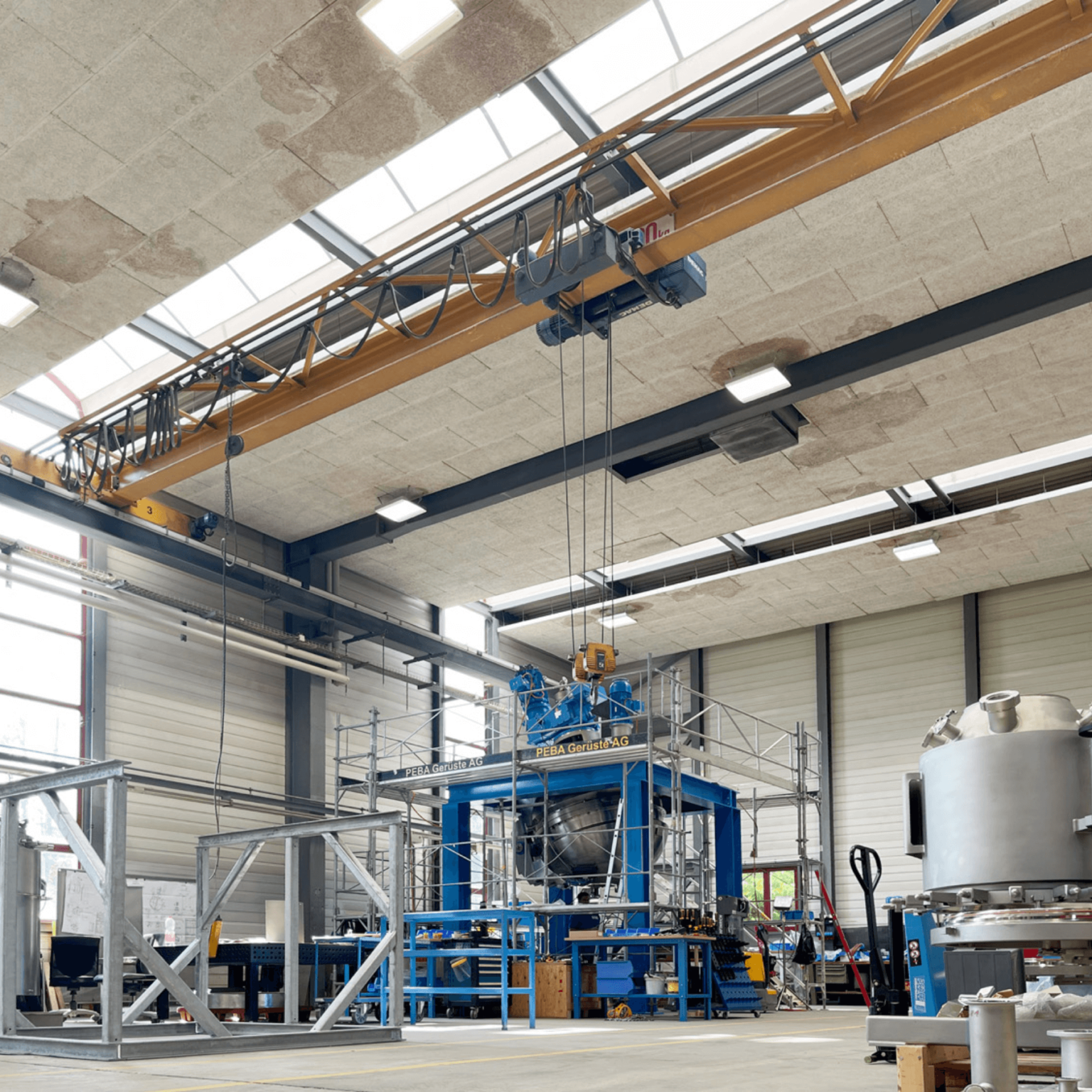 Grosse Industriehalle mit guter Beleuchtung